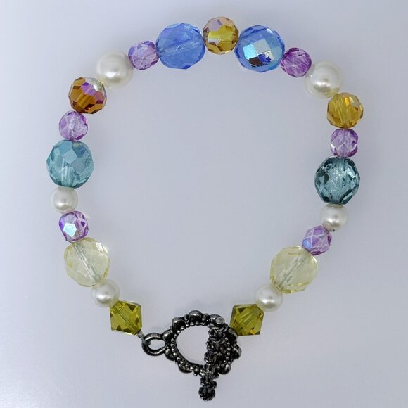 Jewelry - Multi colored beaded bracelet, cute, colorful, plastic and glass beads, 7"
